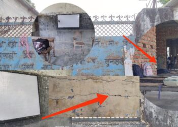 दुहबीको धनी विद्यालय बेहाल : कक्षा कोठा अभावले बरण्डामै पढ्न बाध्य विद्यार्थी ।
